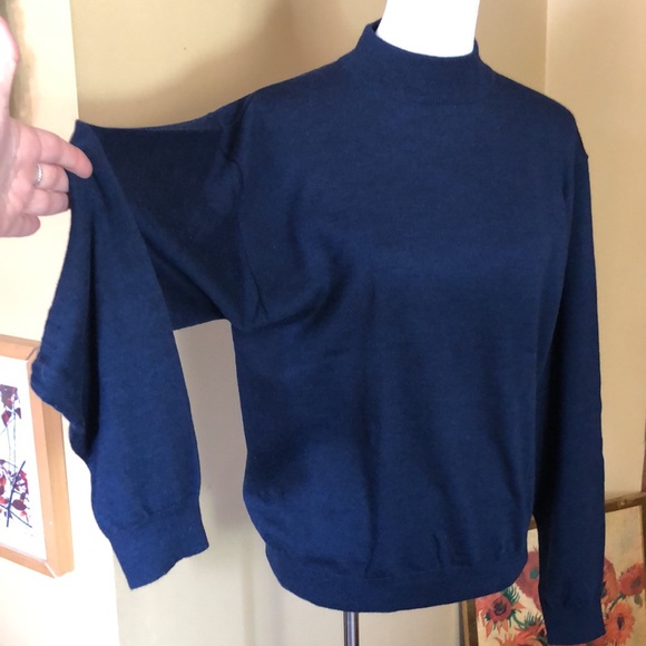 Vintage CLUB ROOM Sz Small MED
100% Extra Fine Merino Wool
Deep Navy HONG KONG - Picture 3 of 12